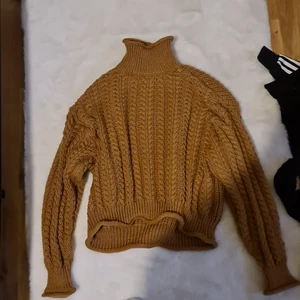 Stickad tröja H&M - Stickad tröja som köptes på H&M förra året och inte kommit till användning. Köparen står för frakt.