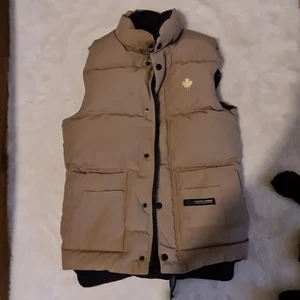 Canada goose vest - Ny. Köparen står för frakt.