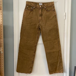 Weekday Galaxy Overdyed Trousers - Säljer dessa Weekday jeans i modell Weekday Galaxy Overdyed Trousers. Storlek 29. Midjan är ca 85 cm och längden för innerben är 72 cm. Sparsamt använda!