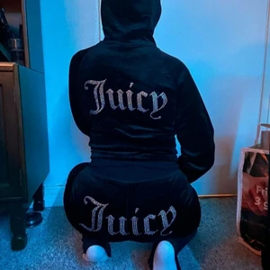 Juciy set svart - Hej säljer mitt svarta juciy set eftersom jag har många andra och använder då aldrig den här, den är i mycket bra skick med inga hål eller nått och är i storlek S, nypris är 2000, priset kan diskuteras