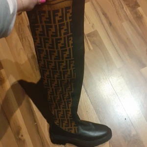 FENDI - Orginala FENDI skor i storlek 38. Använd dem en gång. Säljer för jag köpte fel storlek. Frakt 99 kr. Kan mötas i Stockholm.