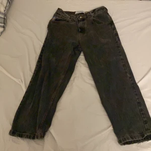 Polar 93 28x30 - Snygga svarta polar byxor som passar till allt! De är lite slitna nere vid hälaran men annars i bra skick! Det är dock ett hål i fickan på ena sidan