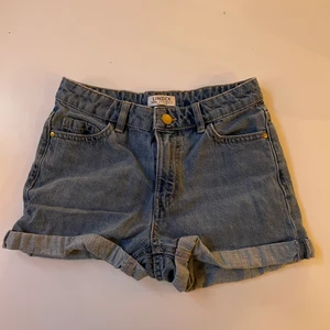 jeansshorts - jeansshorts! inga defekter elr hål