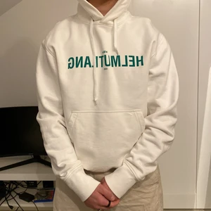 Helmut lang hoodie - Säljer denna helmut lang hoodie i stl s (man). Sällan använd och i bra skick. Nypris ca 3 300 kr