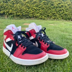 Nike Jordan 1 - Fina Nike Jordan 1 i storlek 39. De är använda max 5 gånger och är i riktigt fint skick, säljer för att jag aldrig använder dem. Äkta såklart.