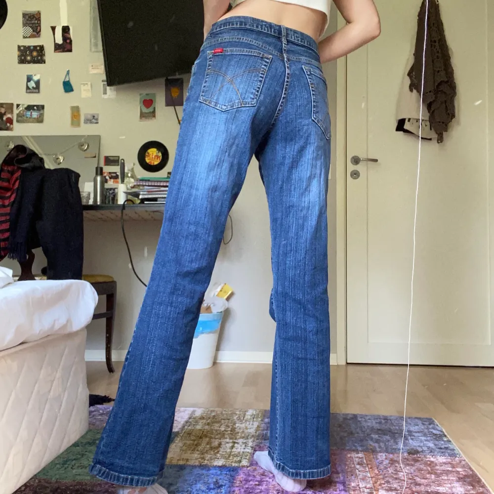 lågmidjade jeans köpta här på plick! Den första bilden är från förra säjaren. perfekta i längden för mig som är 171cm! . Jeans & Byxor.