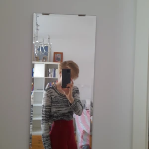 Stickad svart och vit tröja - Bekväm och varm stickad tröja 👕 I gott skick. Vegansk 🌱 Kan även byta mot ett annat plagg gratis. Köparen står för frakt