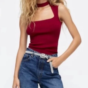 Topp med fyrkantig urringning  - Säljer den slutsålda populära zara toppen, knappt använd💕 skriv för fler bilder! Köparen står för frakt💕