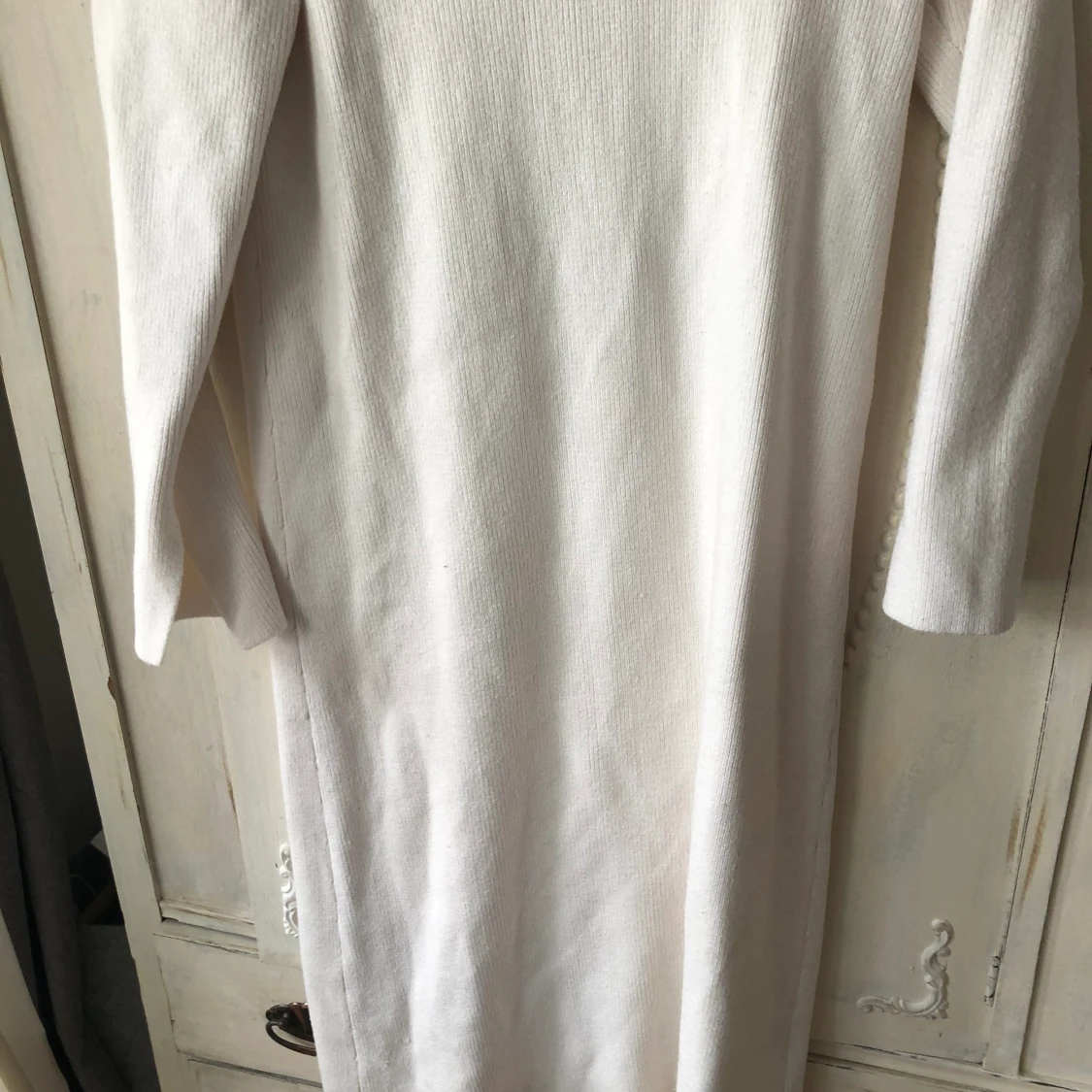 Lång vit stickad ribbad klänning - 90