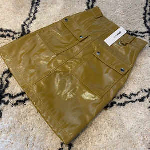 Skin kjol😍 - Säljer en ursnygg kjol helt oanvänd köpt för 499kr säljer nu för 150kr