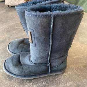Canada Snow ”uggs” - höga fodrade skor. Marinblå i storlek 39