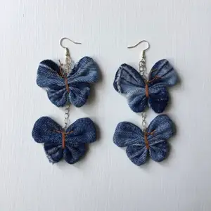 Örhänge med fjärilar gjorda av jeans bitar som blivit över från andra upcycling project jag gjort. Skapade av mig. Super coola och härliga för den som gillar stora örhängen! 👖🪡✨