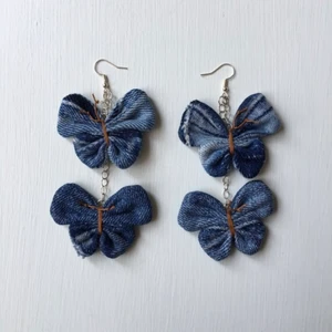 Fjärils örhänge jeans - Örhänge med fjärilar gjorda av jeans bitar som blivit över från andra upcycling project jag gjort. Skapade av mig. Super coola och härliga för den som gillar stora örhängen! 👖🪡✨
