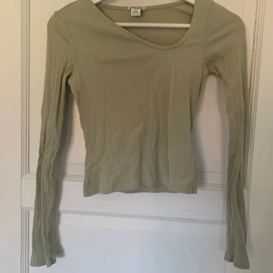 Tröja - Asrymetisk tröja från Monki. Fint skick 🫶