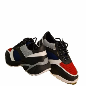 Axel Arigato - Använt max 2 gånger Axel Arigato multicolor sneakers tillkommer med dustbag och kartong