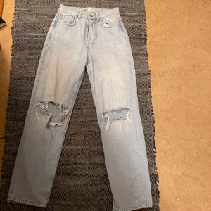 GinaTricot Jeans  - Fina populära ljus blåa jeans med hål! Sälj p.g.a försmå. Ganska så högmidjade. 