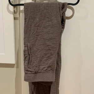 Byxor strl S - Byxor från ZARA i storlek S. Tighta upptill och blir ”lösa” nertill, ett fint flow! Färgen är brungrå 🌟