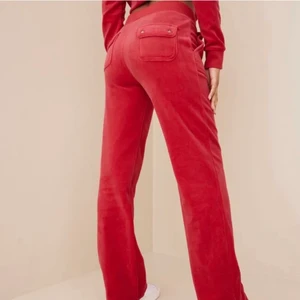 Röda juice byxor - Säljer dessa populära juice byxor! Om fler är intresserade blir det budgivning. Vill ni ha fler bilder så är det bara att fråga💞 