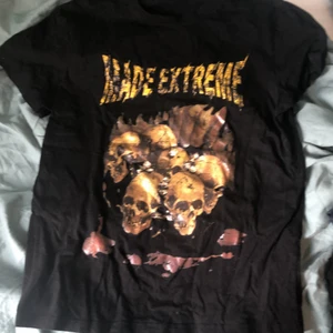Dödskalle shein t-shirt - Bra meterial för att vara från shein (jag supportar inte shien, köpte i somras) ganska liten L. Bra tryck som inte smular sig.