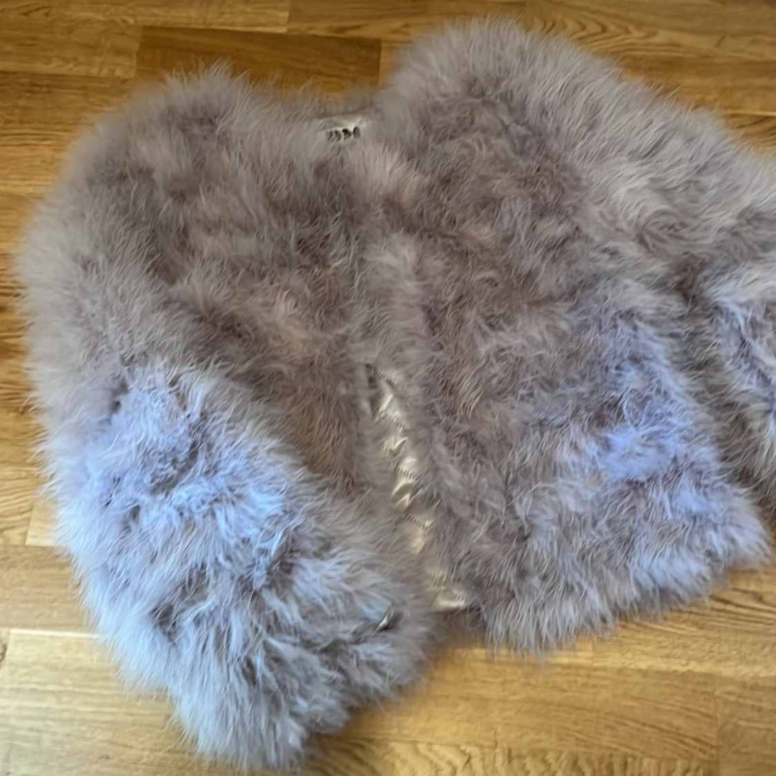 Fluffig jacka med fjäderliknande materia - 90