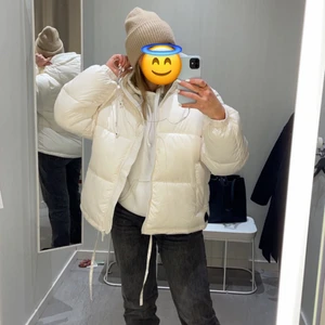 Jacka - Säljer min absolut favorit vinterjacka från HM! Har så mycket andra jackor så måste göra mig av med någon:( så så skön och varm😇 skriv för fler bilder! Köpte för 400kr