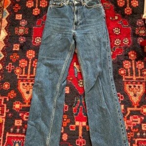 Weekday rowe jeans  - Supersnygga weekday row jeans i storlek 25/30 ❣️ Highwaisted, men slutar lite under naveln på mig som är 167.  Säljer pga de blivit för små, köparen står för frakt💞. 