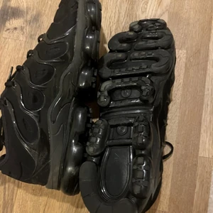 Nike vapormax plus - Storlek 46 skick 9/10 använda men inte så mycket de ser som nya ut som du ser på bilden. Säljer på grund av använder inte de längre. Nypris 2300