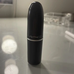 Mac läppstift  - Mac läppstift använd enstaka gång i färgen myth, superfin ljusrosa svårt att se på bild. Original pris är 200