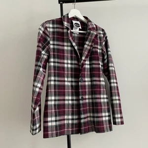 Rutig kavaj - En vinröd/lila rutig kavaj som jag köpt second hand. I bra skick! Storlek XS en passar även någon som har S och liten M. Den ligger uppe på Sellpy också!