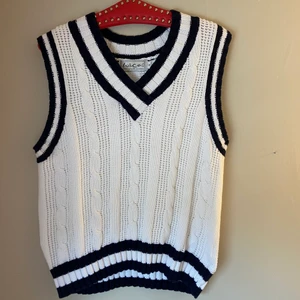 Stickad väst - Väldigt snygg väst, tyvär aldrig använd då jag känner att jag inte passar i den! Väldigt bra kvalite på den, köpt secondhand så inte helt ny🤍