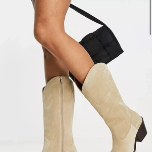 Cowboy boots SÖKER!!💓💓 - Söker dessa eller liknande cowboy boots i mocka!Har storlek 38. 💛💛 