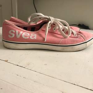 Rosa tygsneakers från Svea i kollektionen Smögen 51. Något smutsiga men går att tvätta i maskin:). Köparen står för frakt (66kr) eller möts upp i Linköping<3