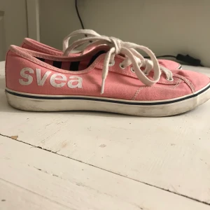Svea smögen 51 sneakers strl 37 - Rosa tygsneakers från Svea i kollektionen Smögen 51. Något smutsiga men går att tvätta i maskin:). Köparen står för frakt (66kr) eller möts upp i Linköping<3