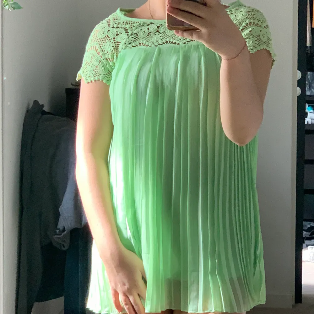 En jättefin tröja eller klänning man kan använda den som båda med en jättefin grön färg . Klänningar.