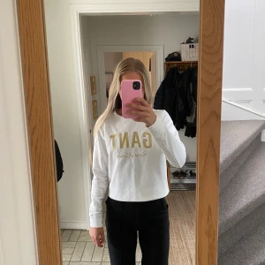 Gant tröja - Tröja från gant. Vit med guldig text. Storlek 170. Passar XS och S. Köparen står för frakten