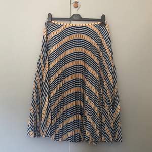 En somrig och sval Samsoe-kjol i medium med dragkedja i sidan vilket gör att den är både söt och otroligt bekväm. Perfekt för studentmottagning, picknick, eller bara en vanlig sommardag<3
