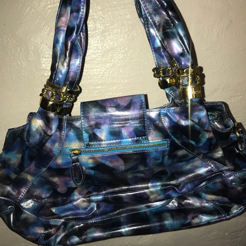 Gratis frakt/ Free shipping  Versace bag  Säljer för att jag inte använder väskan/Selling it cause i dont use the bag.. Väskor.