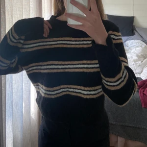 Stickad tröja från hm storlek S - 1 år gammal, använd fåtal gånger. Ganska kort. Tröjan är väldigt mjuk och skön. Absolut inte stickig. 