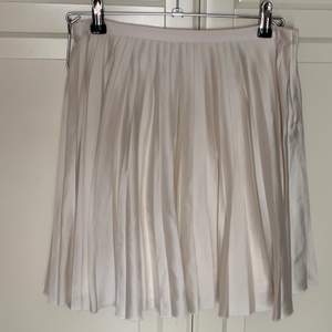 Jättefin vit veckad kjol 🌸 mycket bra skick, den har knap och dragkedja i sidan 🌸