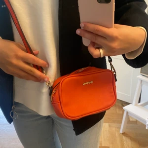 Orange väska  - Så fin o vårig orange väska från NYPD, fint skick! 🧡 justerbara band 