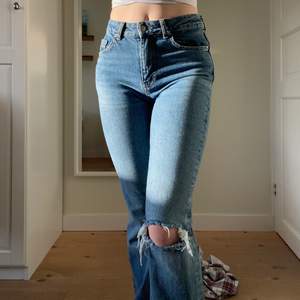 Säljer dessa asfina mid- highwaisted jeans från Gina Tricot!De är endast använda ett fåtal gånger och är därmed i jättefint skick. Som referens är jag 170 cm lång och har oftast S i storlek! 💖 Skicka gärna ett meddelande om du har någon fråga eller vill se fler bilder!