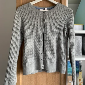 Gap kofta - Enkel gap kofta i grå, med ett fint mönster. 170 i barn storlek, = ungefär medium. Köpare står för frakt. Ställ gärna frågor eller om ni är intresserade av att köpa!