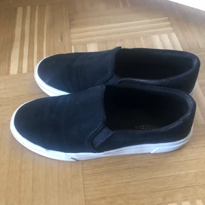 Svarta skor - Svarta skor från H&M DIVIDED, storlek 37. 