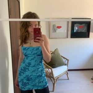UO COLE SATEEN MINI DRESS -  • Ljusblå åtsittande klänning från Urban Outfitters med blomster motiv🌸 Klänningen har en rak neckline och justerbara tunna band. Passar till sommardagar och tillfällen då man vill vara lite extra fin!🥰                                                           • Köpt 2 år sedan för 600kr och använd 1 gång så den är i stort sett i nyskick.                                                                     • Klänningen är en storlek S men passar även XS och M då den är strethig i materialet!