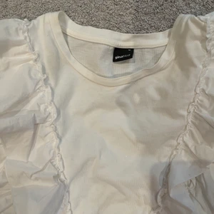 ❗️Vit volang t-Shirt från Ginatricot❗️ - 💕Säljer denna t-shirten då jag inte använder den längre. Den är i storlek M💕