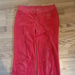 Rosa juicy couture  - Rosa juicy couture byxor i den äldre modellen, jättefina och super bekväma, användas bara nån gång då dom är lite för korta för mig som är rätt lång. Inga tecken på användning. Byxorna är i storlek S och passar mig som vanligtvis är S/M. Pris kan diskuteras. Skriv privat för fler bilder, finns även en tröja till då detta egenteligen är ett sett. Hela sättet: 800 kr + frakt