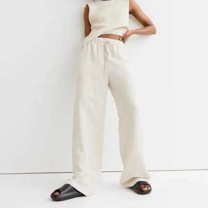 Linnebyxor  - Har dessa linnebyxor från h&m och byter/säljer pga fel storlek. ❗️I första hand är jag intresserad av att byta mot en likadan i strl S❗️men annars säljer jag de ☺️ (budgivning upphör om någon kan byta mot en S) annnars säljer jag de för bra bud💍 (frakt tillkommer men går att få billigare än 66kr, men ej spårbart)