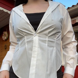 Blus - En blus från shein som tyvärr inte kommer till användning. Storleken är S men är lite tajtare vid axlarna när man rör på armarna så skulle säga S/XS där. 😊
