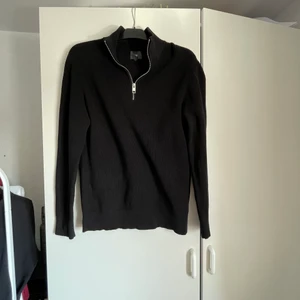 HALF-ZIP SWEATSHIRT - storlek m - Säljer en half-zip sweatshirt från H&M. Den är i toppenskick. Använd några gånger endast. Storlek m
