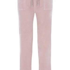 Ett par jätte fina juicy couture byxor i strl: Xs! I färgen rosa/beige köp direkt för 1000 kr+frakt💗 vid frågor så ställ i dm💗